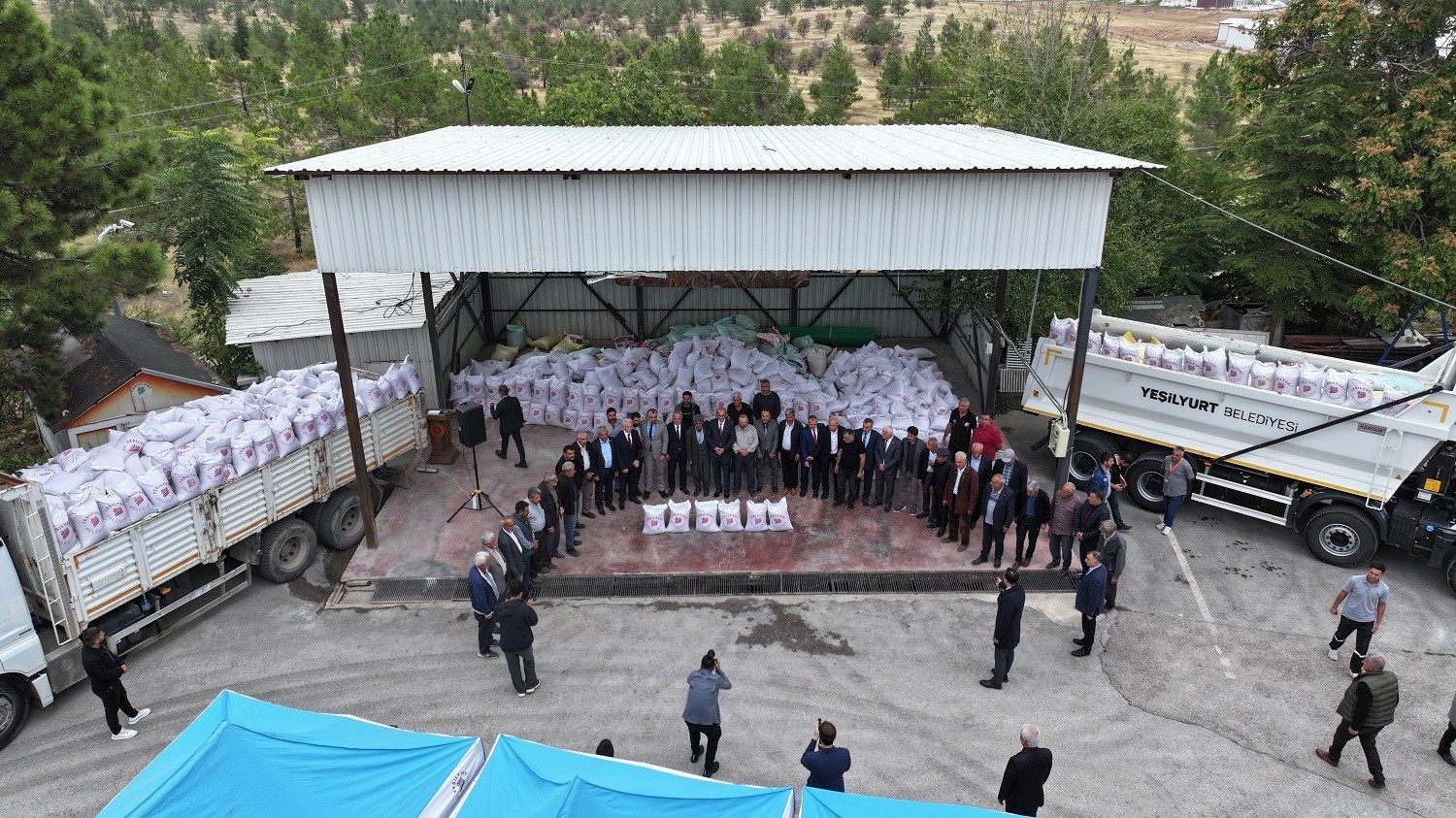YEŞİLYURT BELEDİYESİ’NDEN ÜRETİCİLERE 60 TON ARPA DESTEĞİ