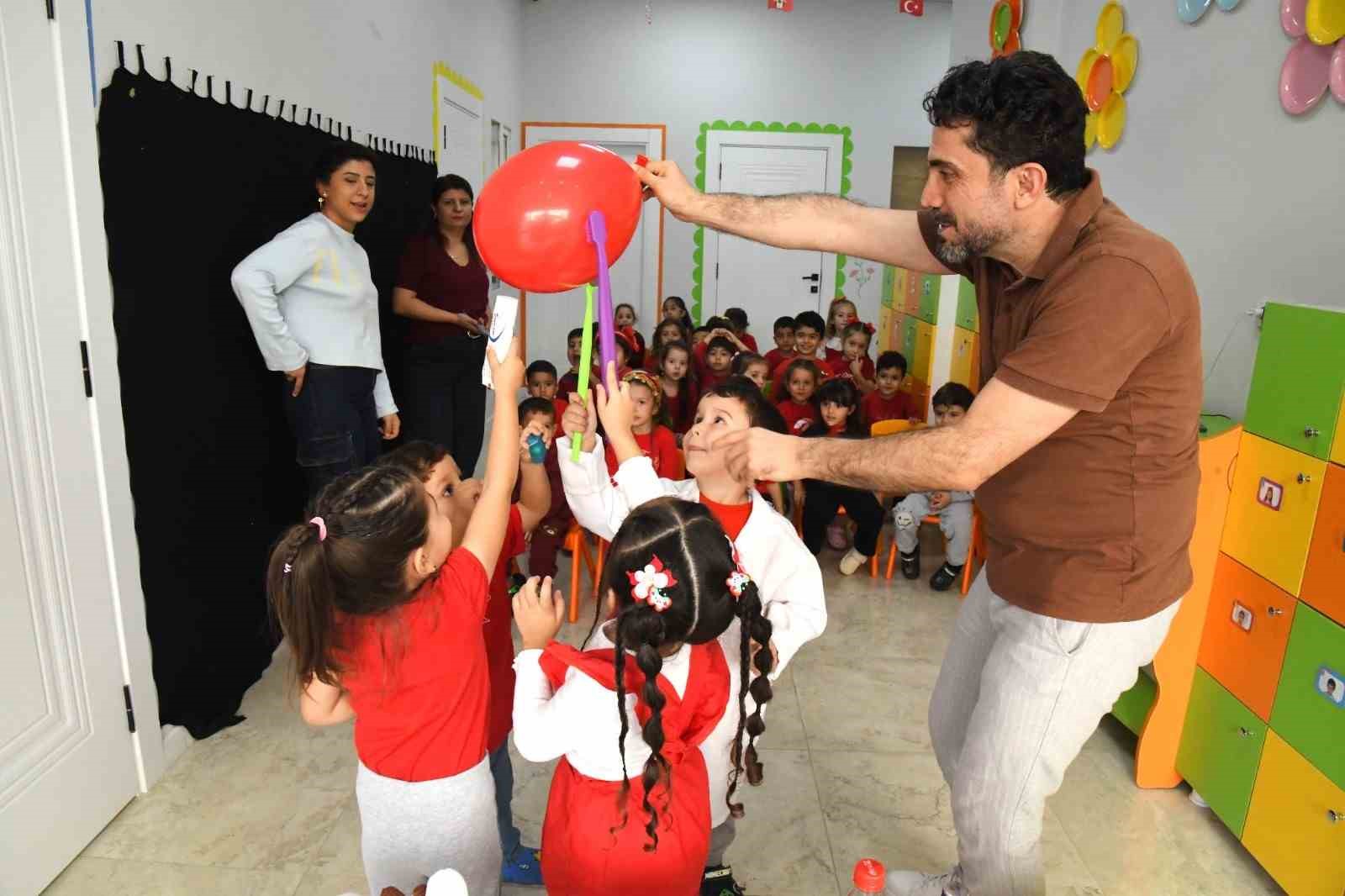 YUNUSEMRE’DE MİNİKLERE AĞIZ VE DİŞ SAĞLIĞI EĞİTİMLERİ SÜRÜYOR