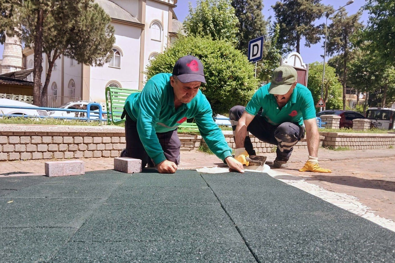EFELER’DE PARK VE YEŞİL ALANLAR BAKIMA ALINDI