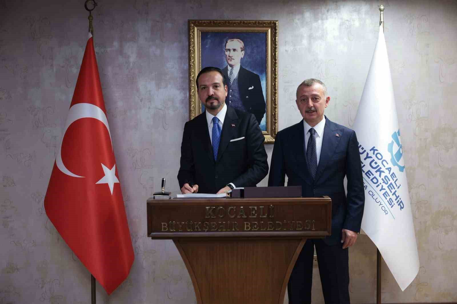 ZORLU’DAN BÜYÜKAKIN’A ÖVGÜ: "KENDİSİ SADECE HİZMET ÜRETMİYOR, KAVRAM DA ÜRETİYOR"