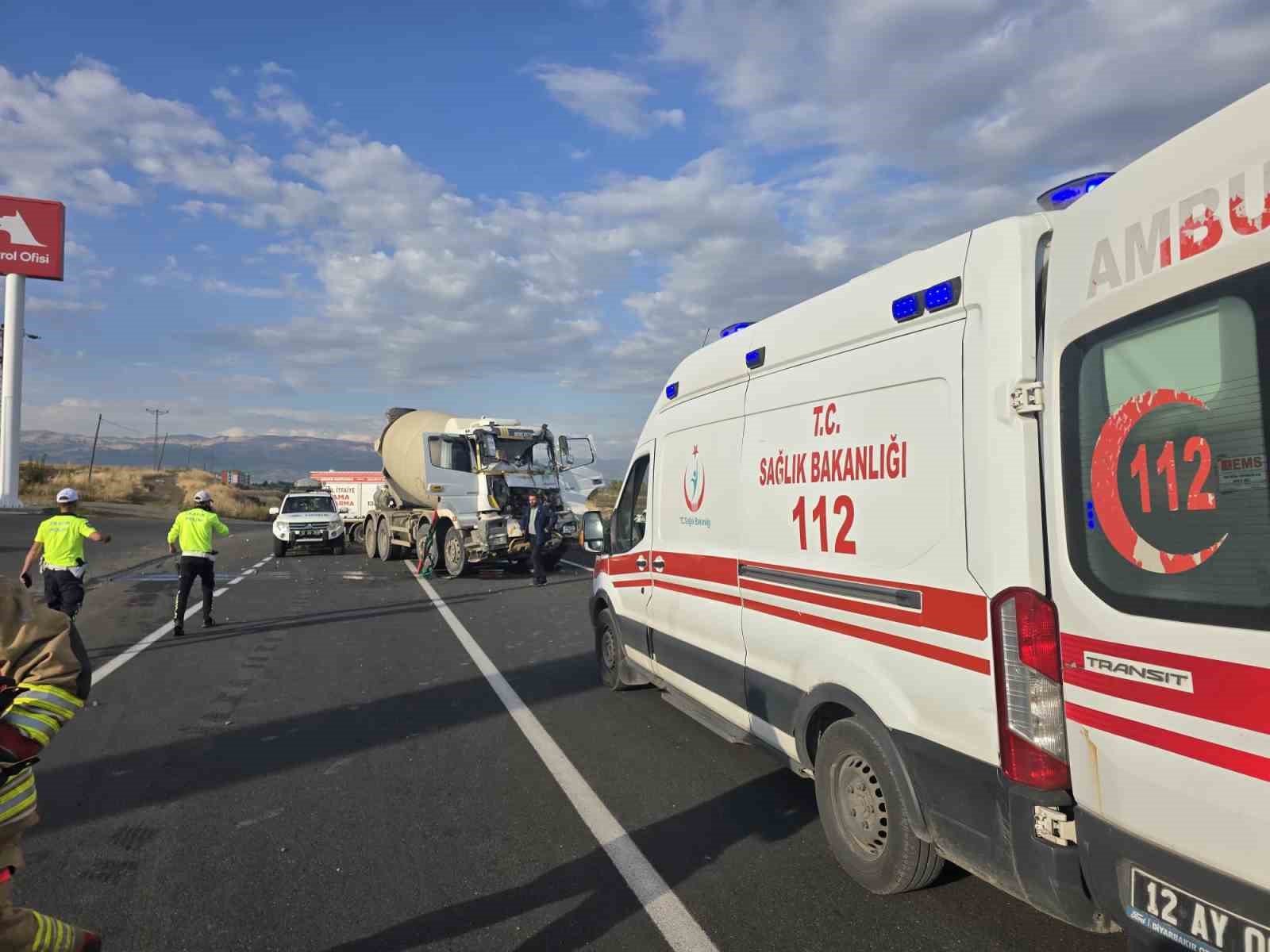 SONDAJ KAMYONU İLE BETON MİKSERİ ÇARPIŞTI: 2 YARALI