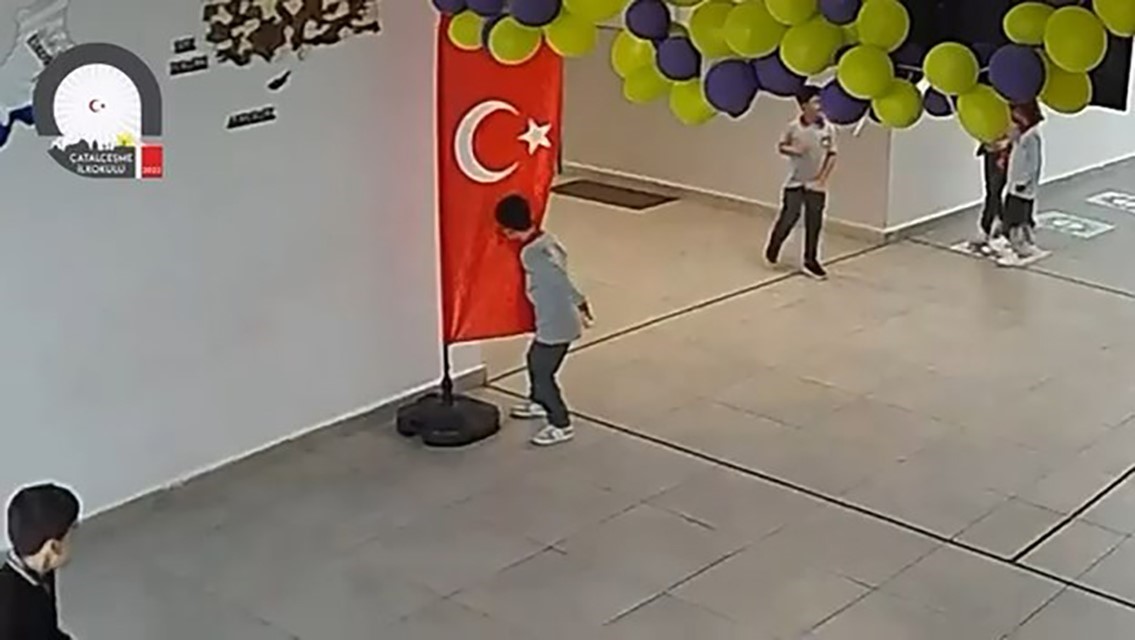 MİNİK ÖĞRENCİNİN TÜRK BAYRAĞI SEVGİSİ: OYUN OYNARKEN DURDU, BAYRAĞI ÖPÜP DEVAM ETTİ