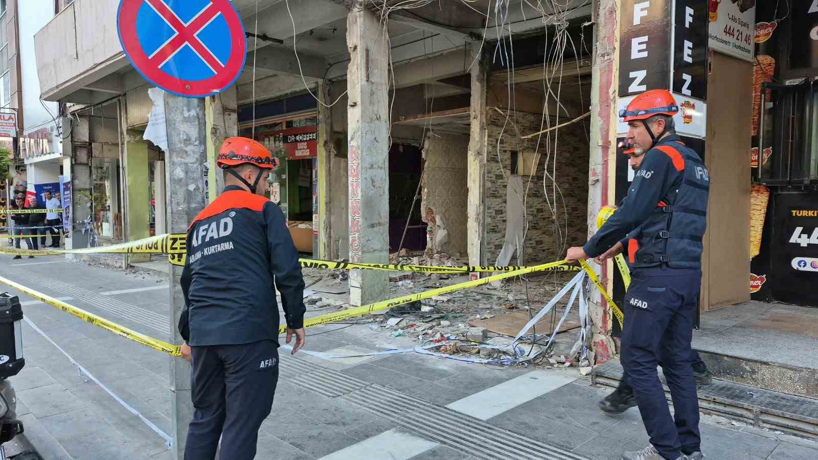 ADIYAMAN’DA AĞIR HASARLI BİNADAN GELEN SESLER KORKUTTU