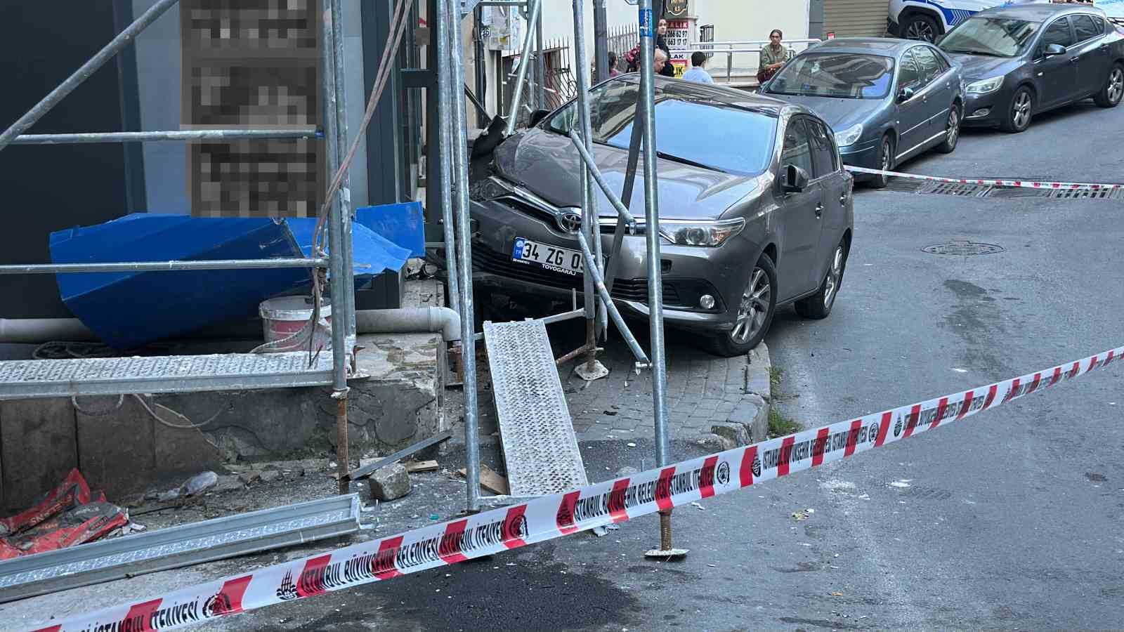 ŞİŞLİ’DE KONTROLDEN ÇIKAN OTOMOBİ, ARAÇ VE YAYAYA ÇARPTI: 1 YARALI