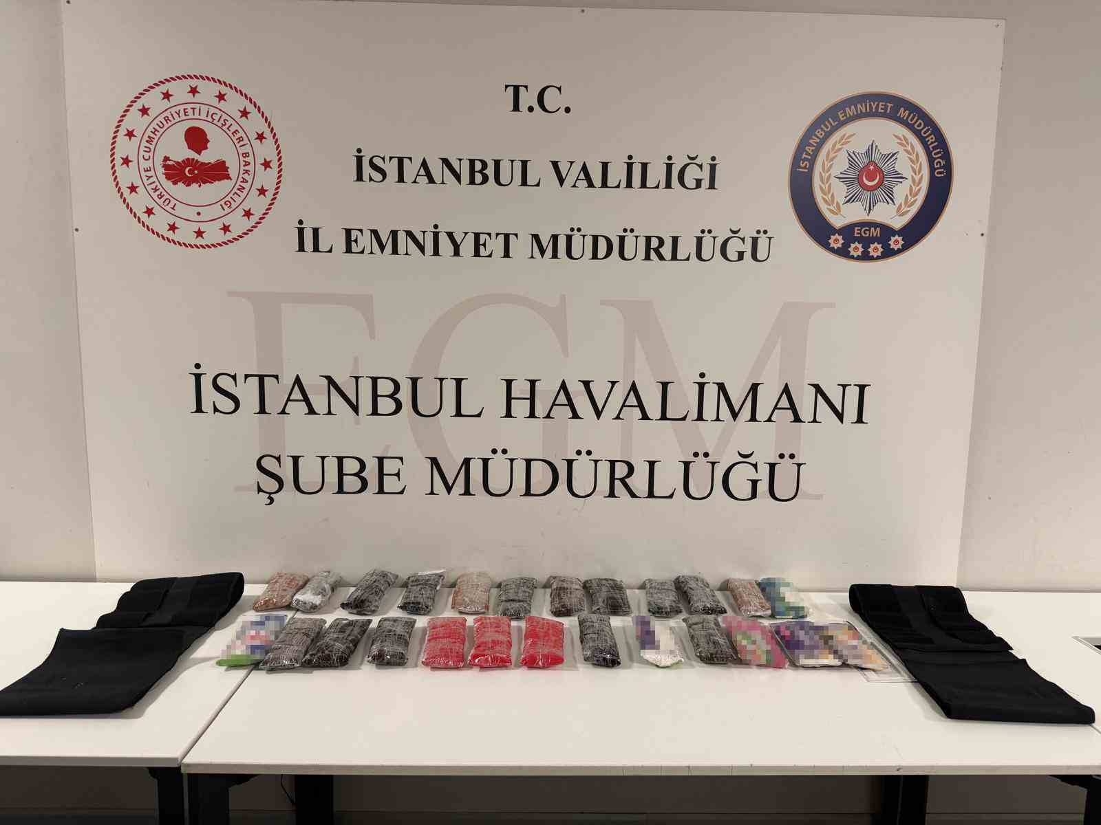 İSTANBUL HAVALİMANI’NDA KORSE VE BACAKLARINA UYUŞTURUCU GİZLEYEN ŞÜPHELİLER POLİSTEN KAÇAMADI