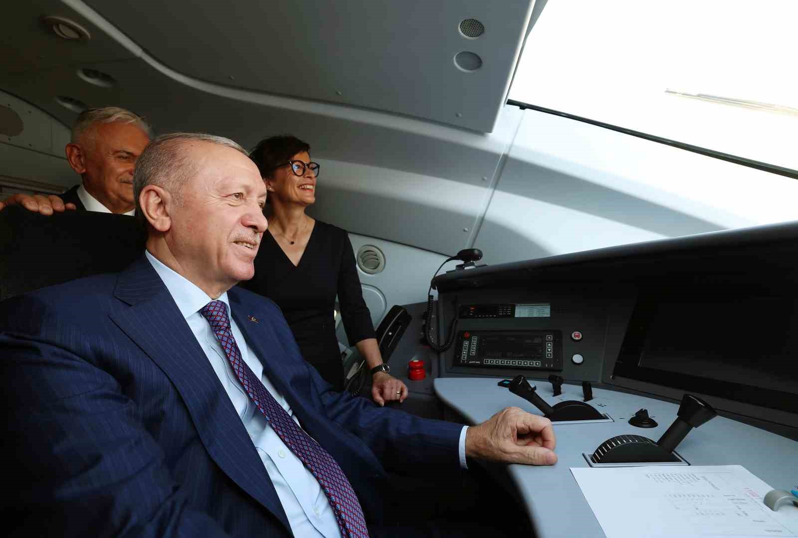 CUMHURBAŞKANI ERDOĞAN HIZLI TREN HATTINDA İLK SÜRÜŞÜ YAPTI