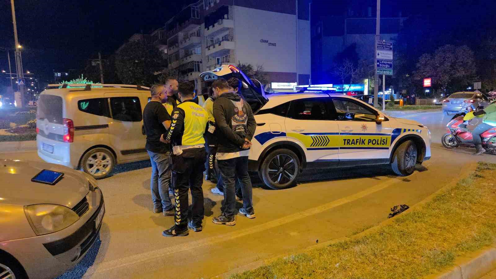 POLİSTEN KAÇAN MOTOSİKLET SÜRÜCÜSÜ OTOMOBİLE ÇARPTI