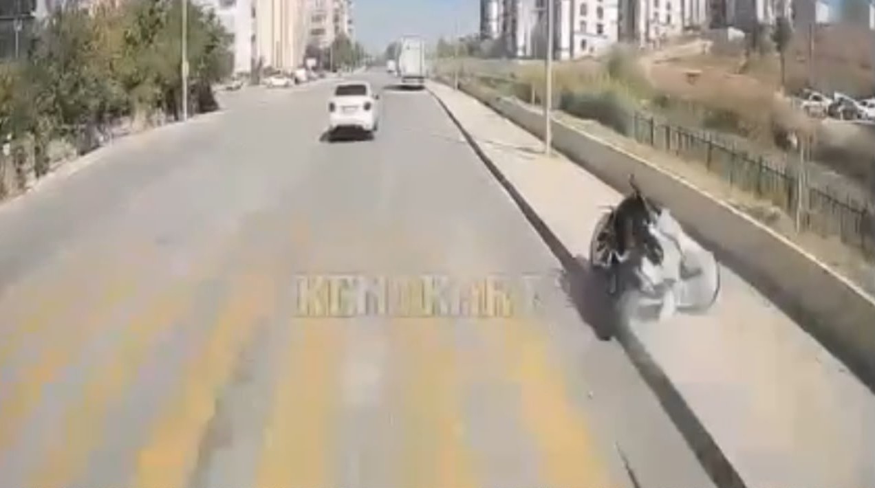 MOTOSİKLETİN DİREĞE ÇARPTIĞI KAZA KAMERADA