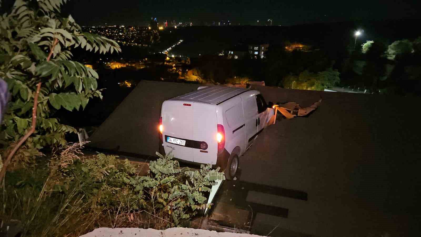 SARIYER’DE KONTROLDEN ÇIKAN ARAÇ EVİN ÇATISINA UÇTU: 1 YARALI