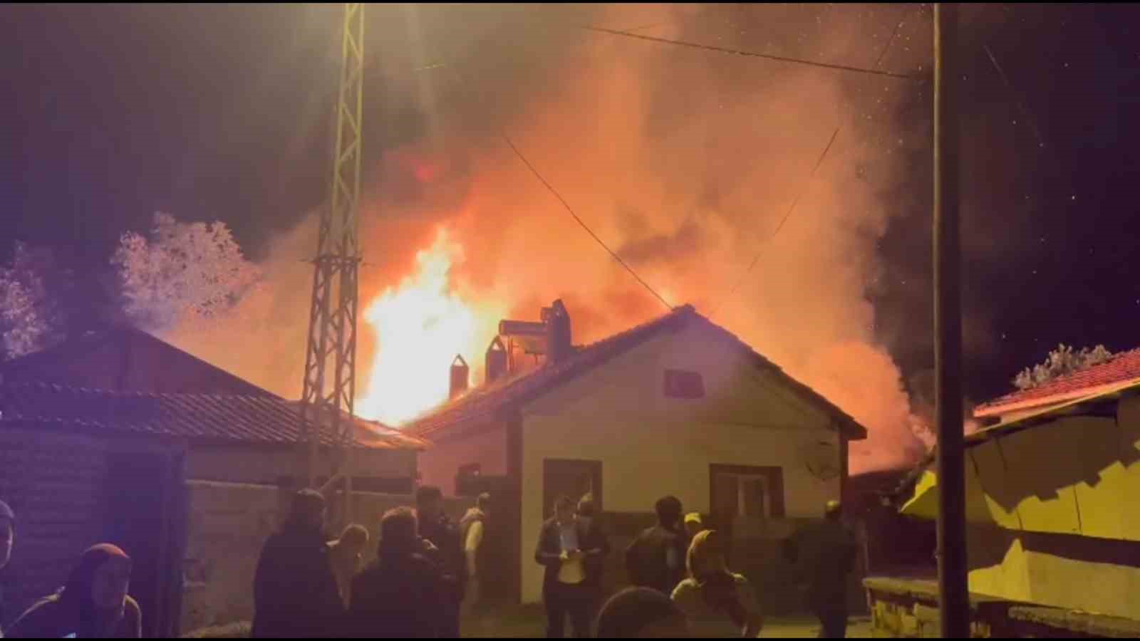 BOLU’DA KORKUTAN YANGIN: EV, AHIR, SAMANLIK, ODUNLUK VE TRAKTÖR KÜLE DÖNDÜ