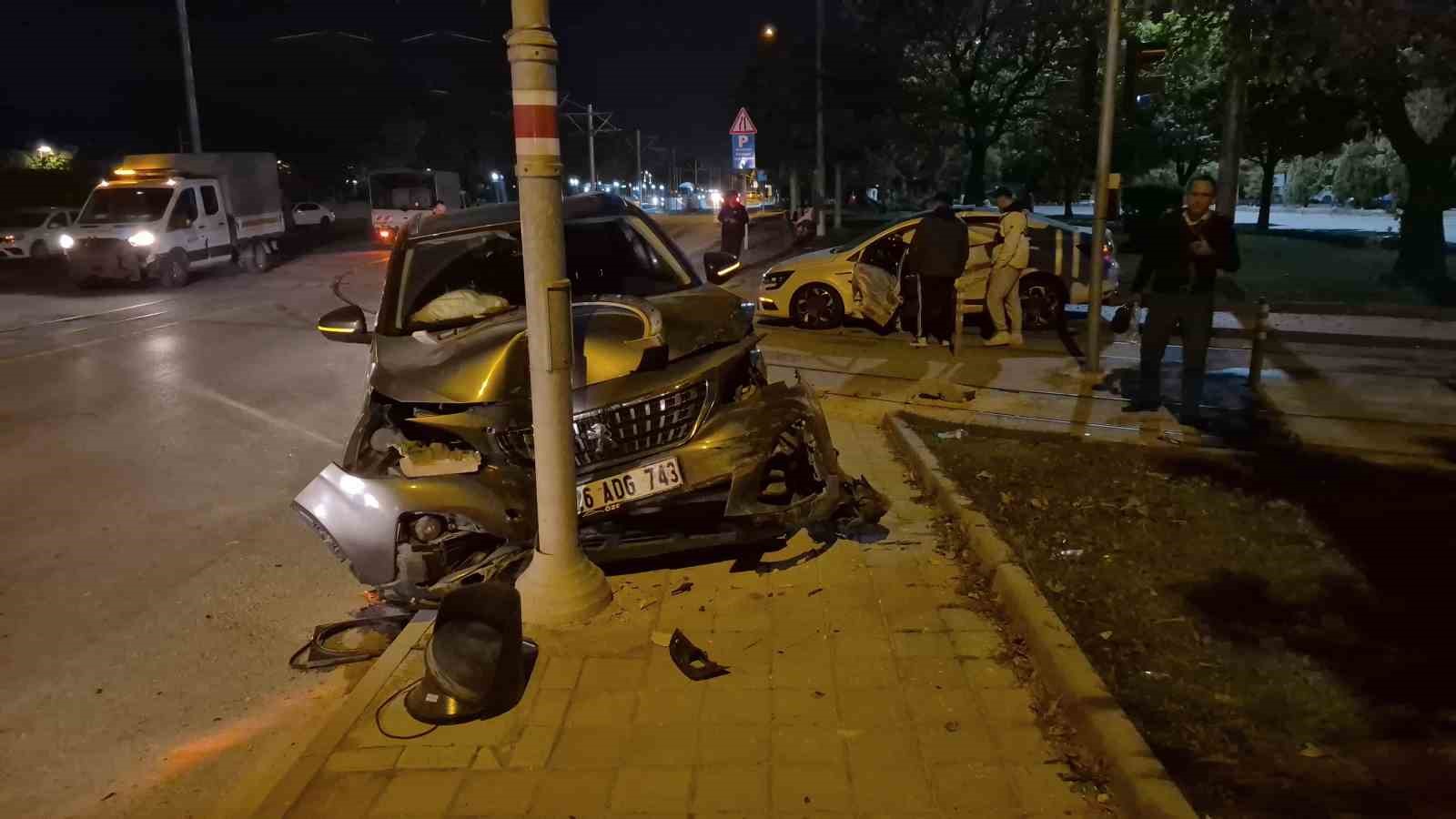 ESKİŞEHİR’DE İKİ ARAÇ KAVŞAKTA ÇARPIŞTI: 3 YARALI