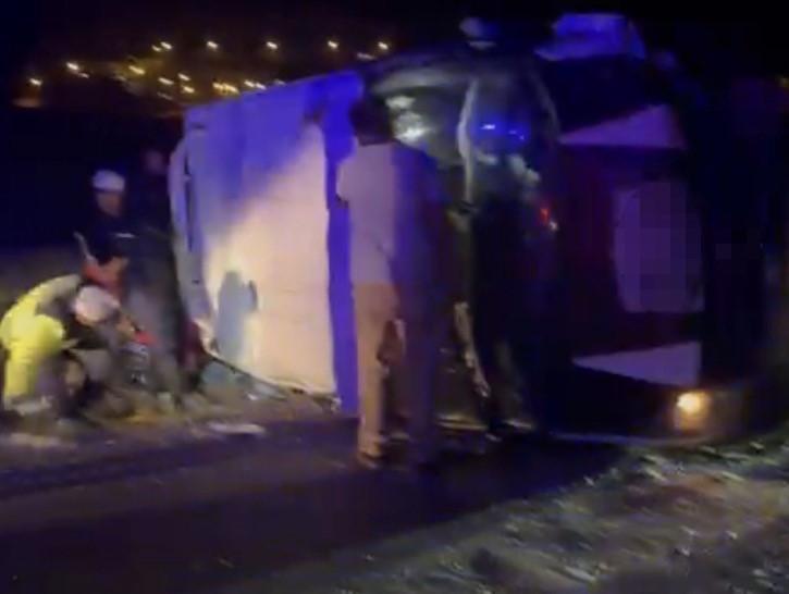 GAZİANTEP’TE TARIM İŞÇİLERİNİ TAŞIYAN MİNİBÜS OTOMOBİLLE ÇARPIŞTI: 1 ÖLÜ, 7 YARALI