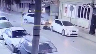 ESKİŞEHİR’DE MOTOSİKLETLİNİN YARALANDIĞI FECİ KAZA KAMERADA