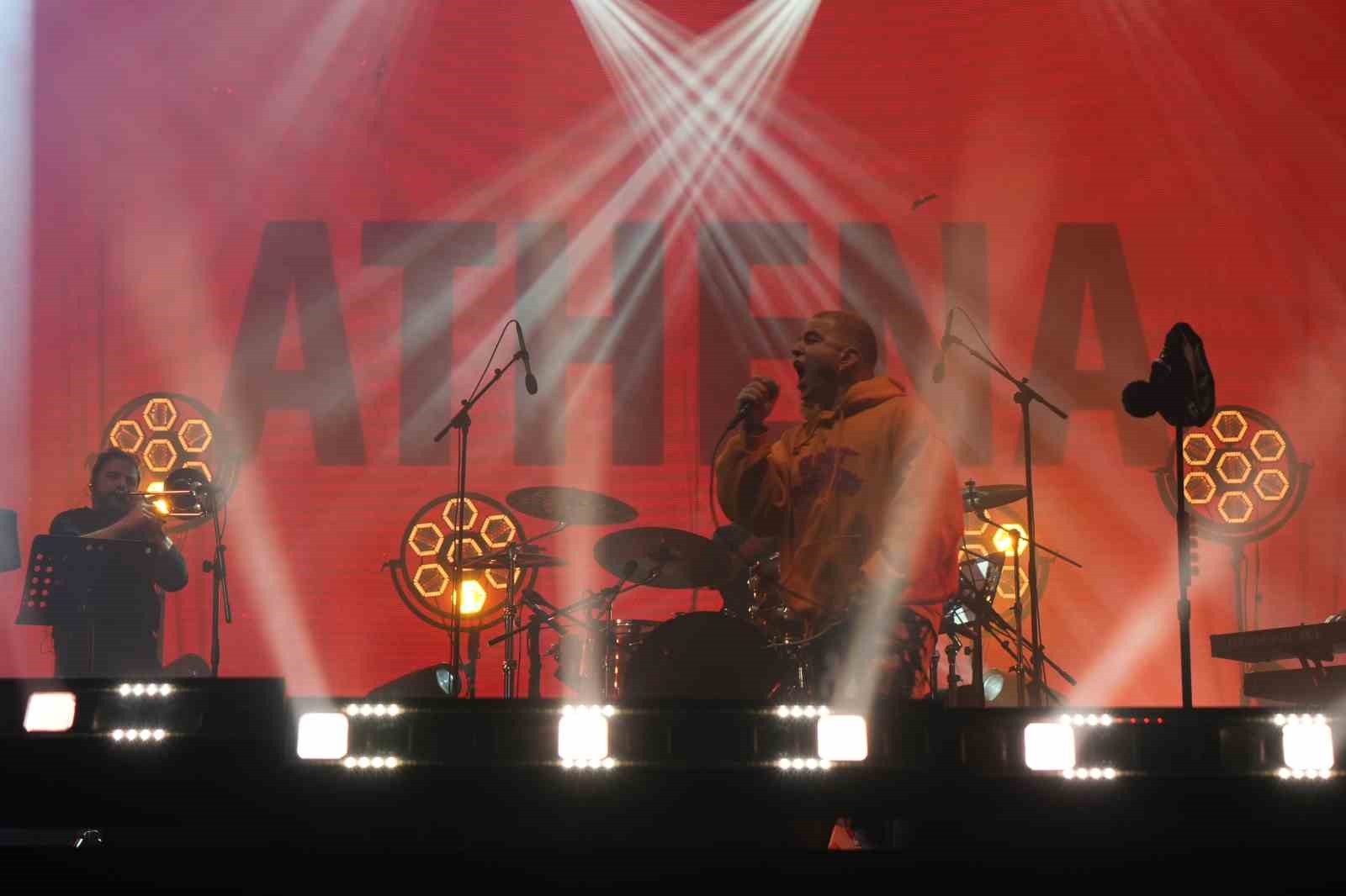 BOLU’DA ATHENA 15 BİNİ AŞKIN ÖĞRENCİYE KONSER VERDİ