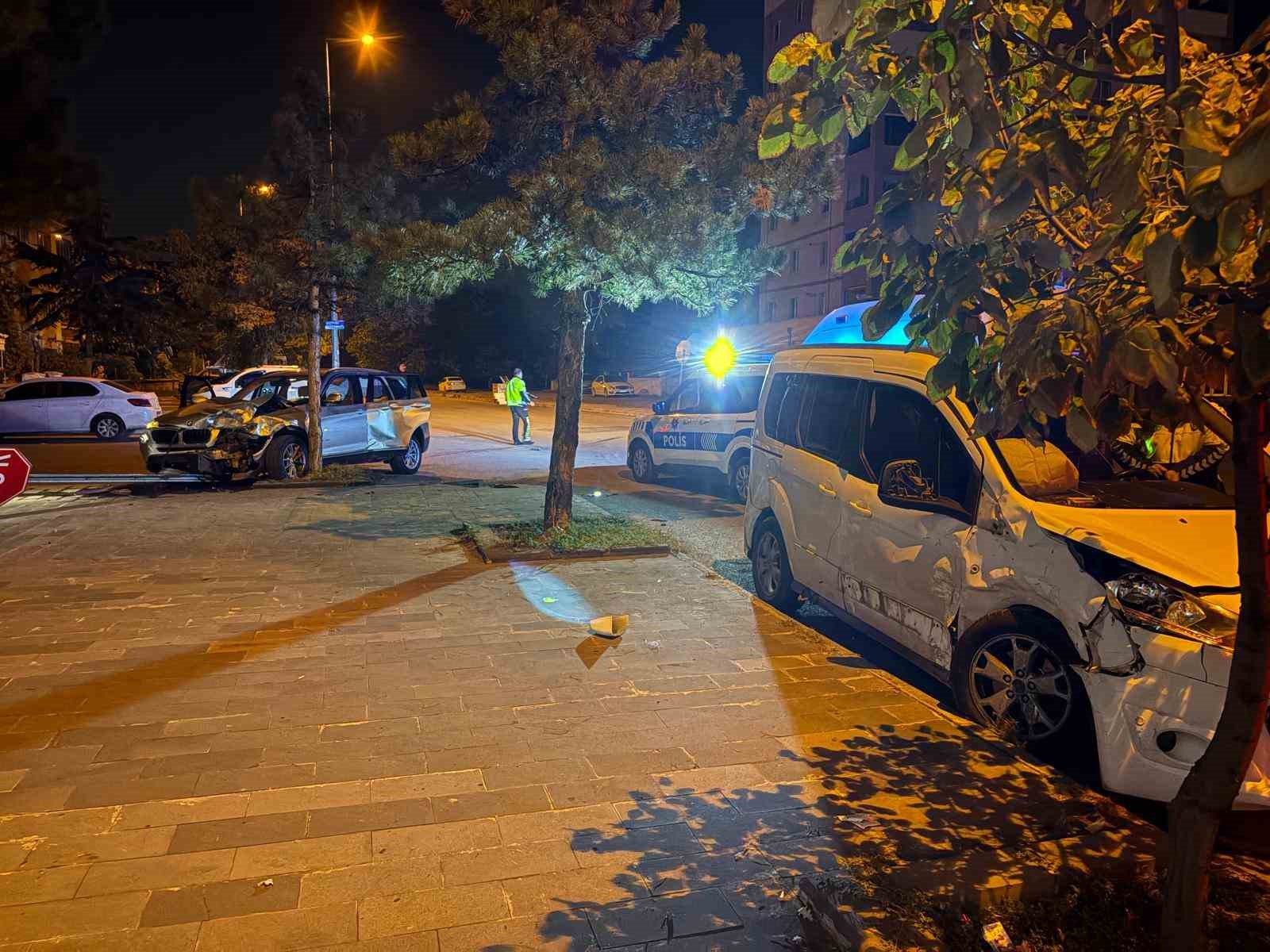 KAYSERİ’DE HAFİF TİCARİ ARAÇ SUV İLE ÇARPIŞTI: 4 YARALI