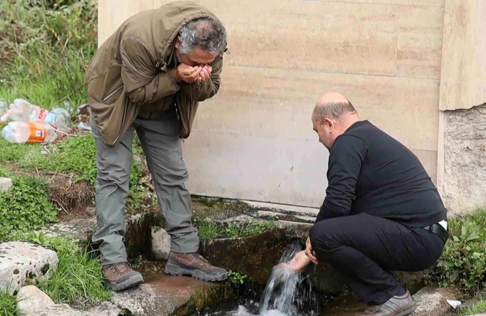 AKSARAY’DA YERALTINDAN GAZLI SU ÇIKIYOR