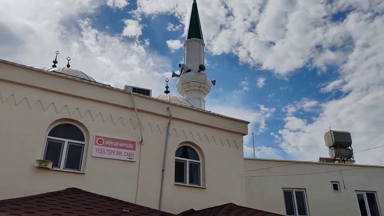 YILDIRIMIN İSABET ETTİĞİ CAMİDE ELEKTRONİK EŞYALAR KULLANILAMAZ HALE GELDİ