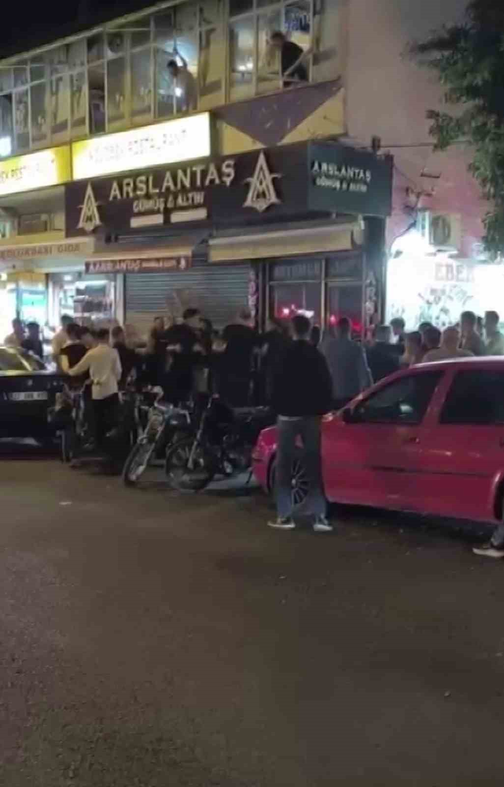 NİŞANDA BAŞLAYAN SÖZLÜ TARTIŞMA SANDALYELERİN HAVADA UÇUŞTUĞU KAVGAYA DÖNÜŞTÜ