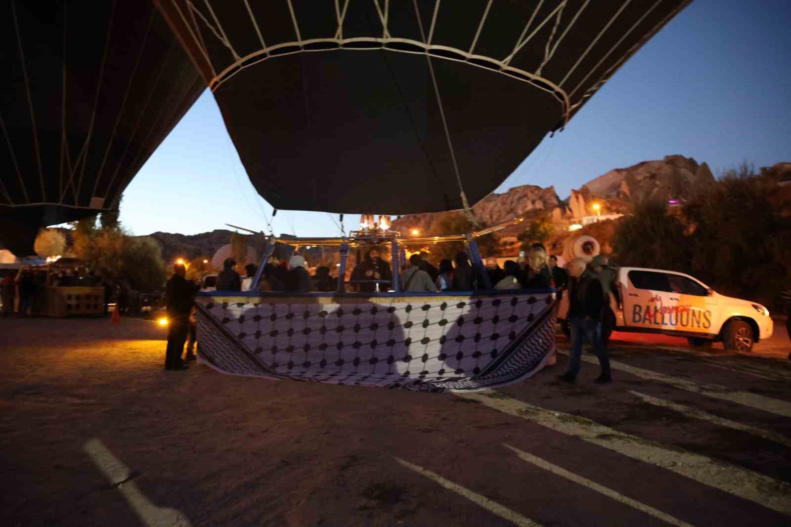 KAPADOKYA’DA SICAK HAVA BALONLARI GAZZE İÇİN HAVALANDI