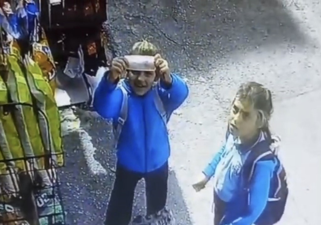 İKİ ÖĞRENCİNİN ÖRNEK DAVRANIŞINI KAMERA BÖYLE GÖRÜNTÜLEDİ