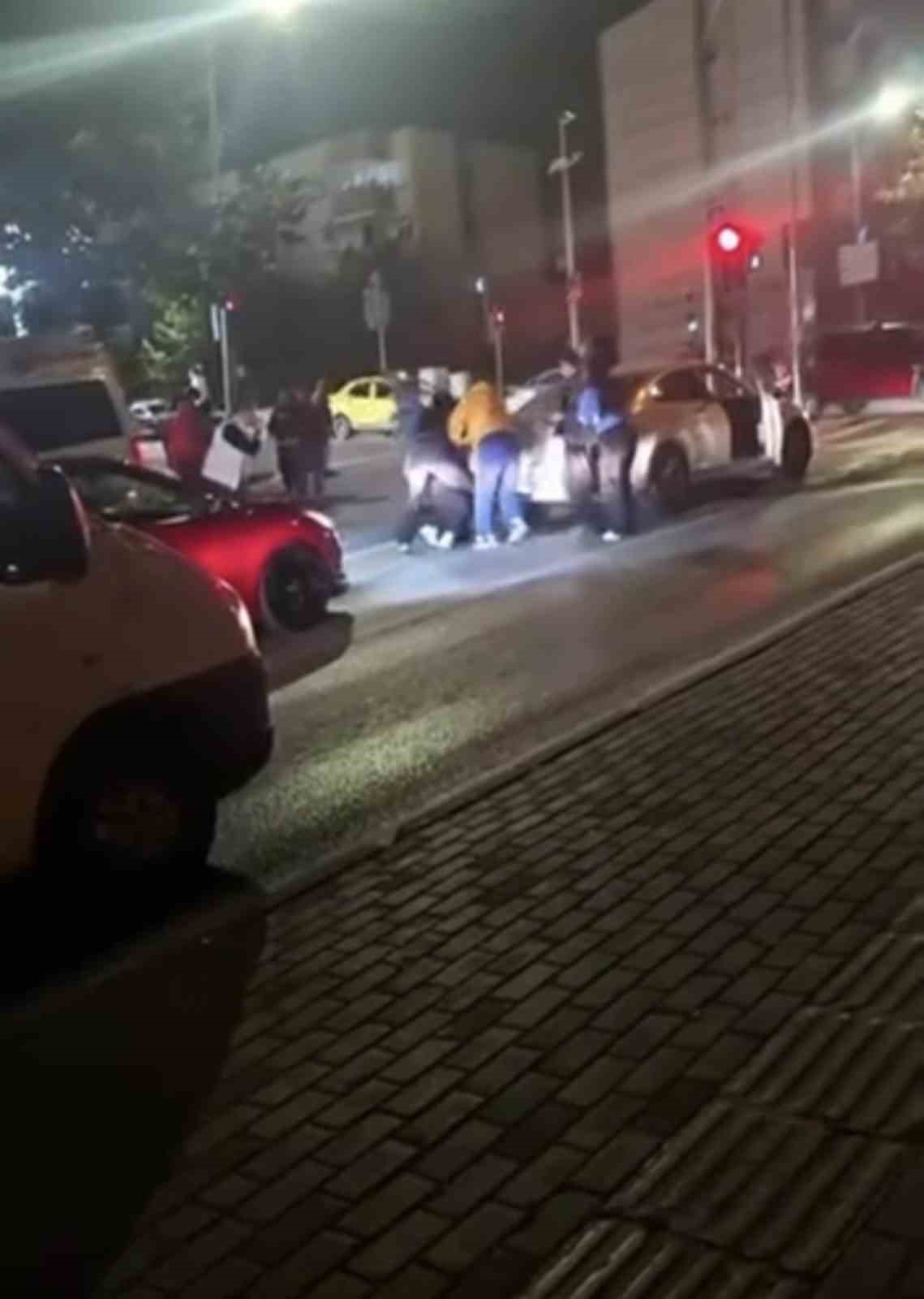 BURSA’DA İKİ AİLE ARASINDAKİ KAVGA KAMERADA