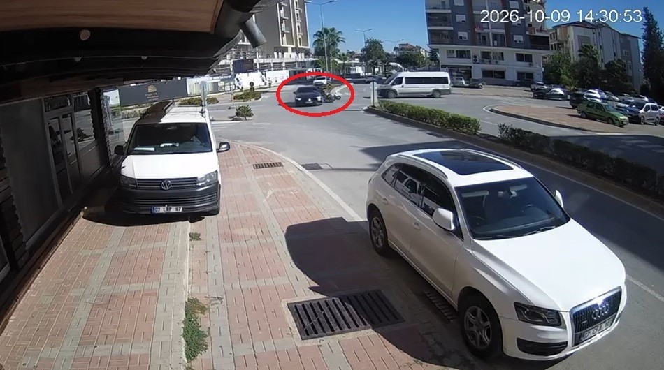 ANTALYA’DA OTOMOBİL İLE MOTOSİKLETİN ÇARPIŞMA ANI KAMERADA
