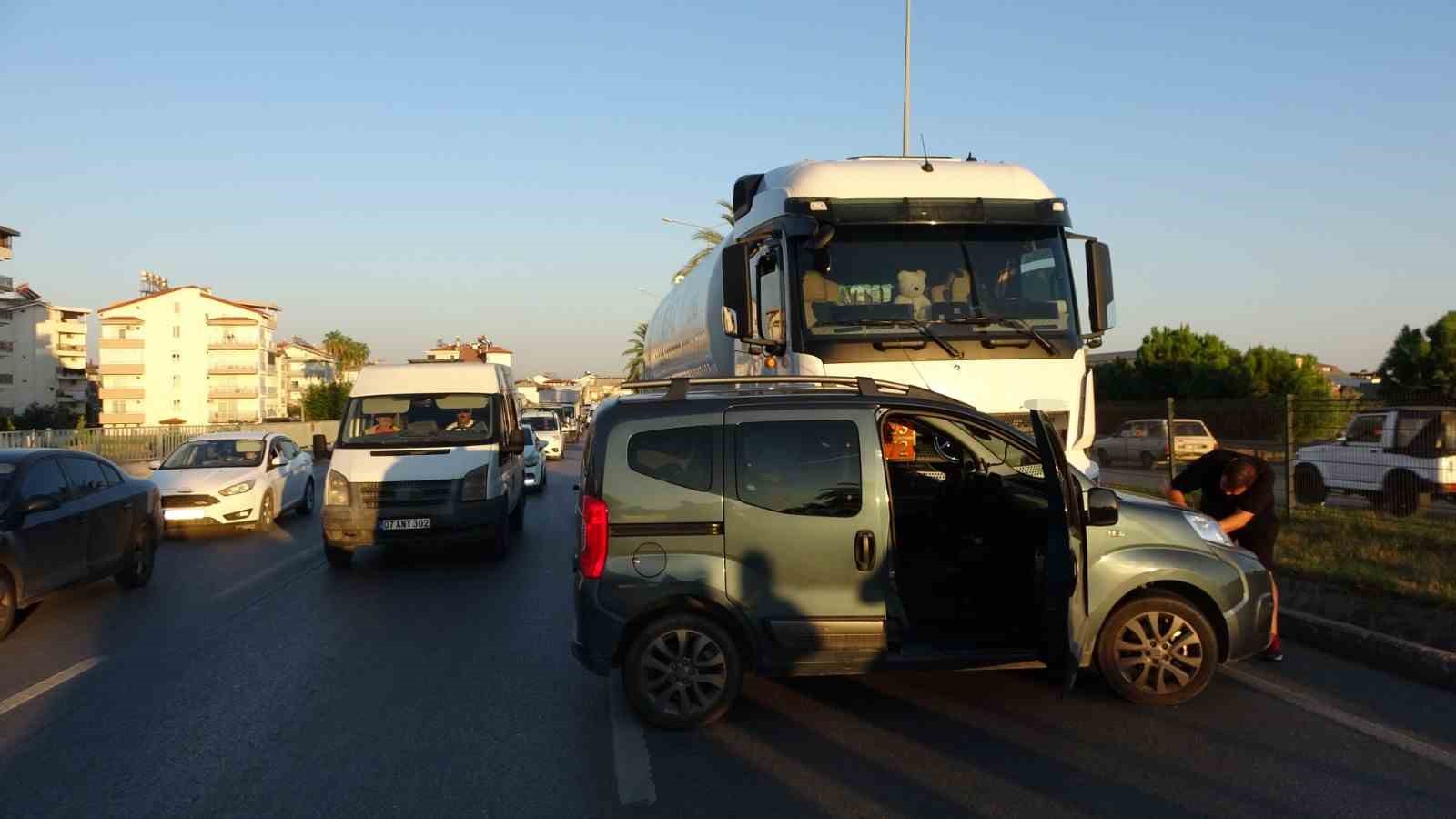 MANAVGAT’TA LPG TANKERİ, HAFİF TİCARİ ARAÇLA ÇARPIŞTI