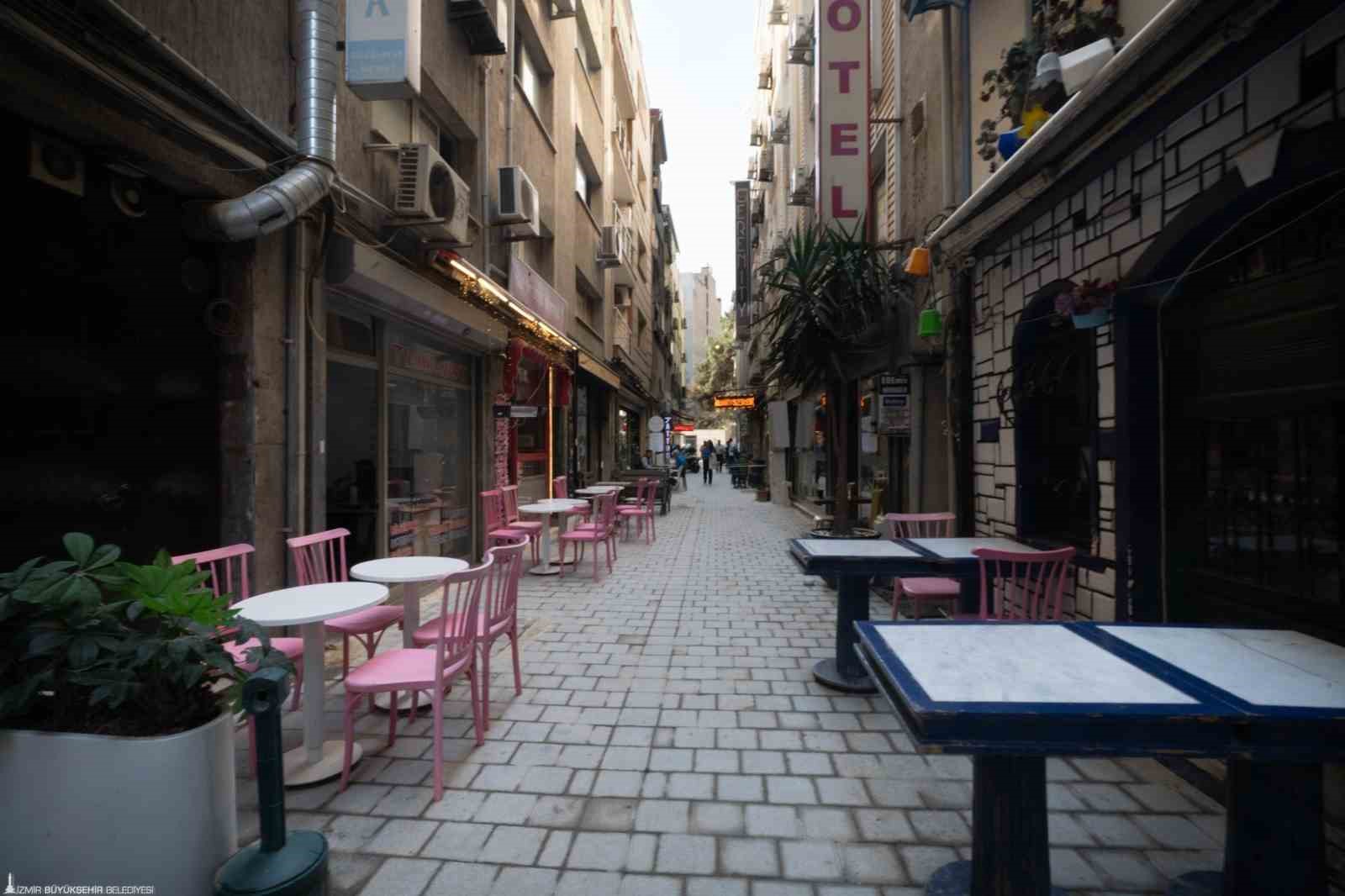 KIBRIS ŞEHİTLERİ CADDESİ’NİN ZEMİNİ YENİLENİYOR