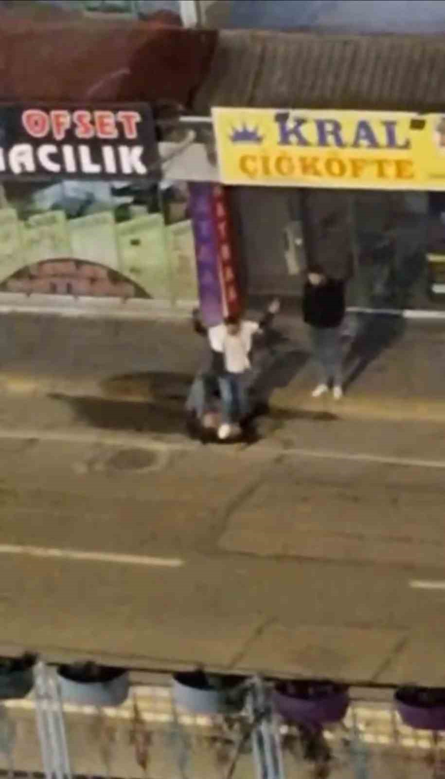 YERDEKİ KİŞİNİN YÜZÜNE AYAĞIYLA BASTI: ŞİDDET ANLARI KAMERADA