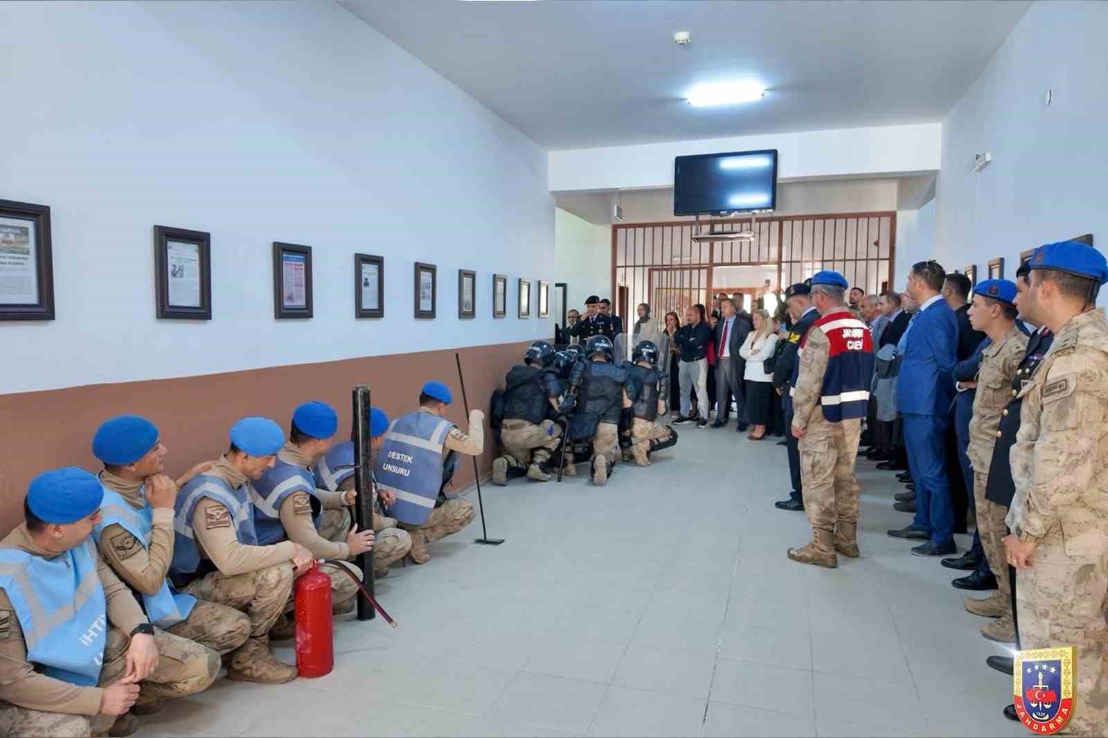 JANDARMA EKİPLERİNE CEZA İNFAZ KORUMA HİZMETLERİ KURSU VERİLDİ