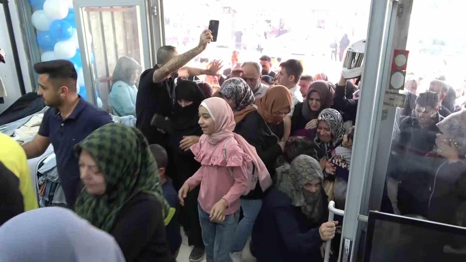 KAHRAMANMARAŞ’TA GİYİM MAĞAZASINDA İNDİRİM İZDİHAMI