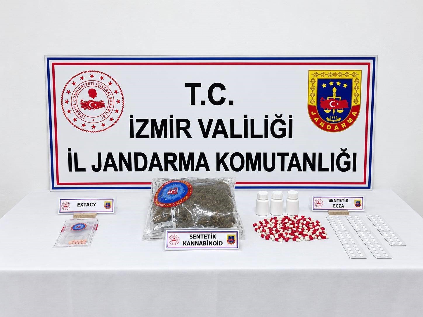 İZMİR’DE JANDARMADAN UYUŞTURUCU VE KAÇAK SİGARA OPERASYONU: 2 TUTUKLAMA