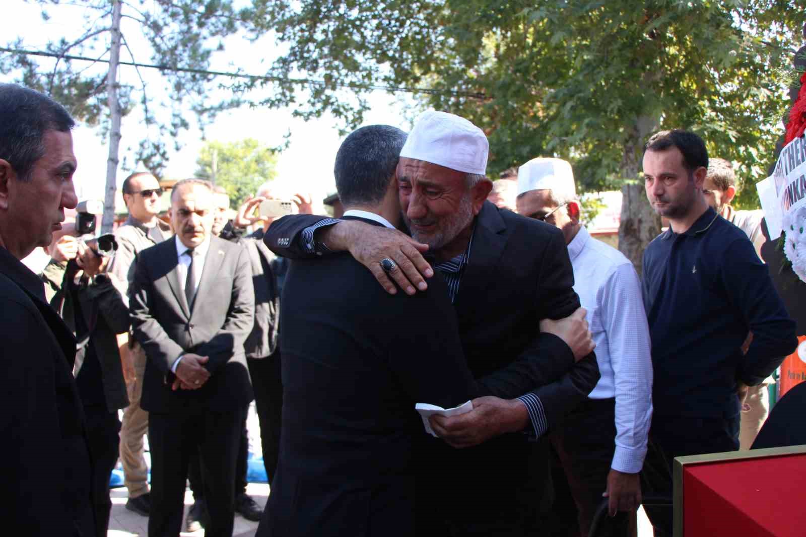 HAYATINI KAYBEDEN AFYONKARAHİSAR VALİ YARDIMCISI İHSAN AYRANCI, AMASYA’DA DEFNEDİLDİ