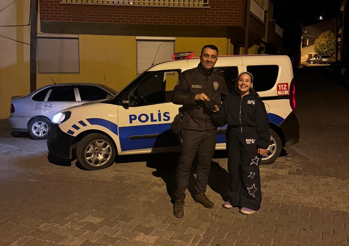 GEDİZ’DE 11 YAŞINDAKİ KÜÇÜK KIZ BULDUĞU PARA DOLU CÜZDANI POLİSE TESLİM ETTİ
