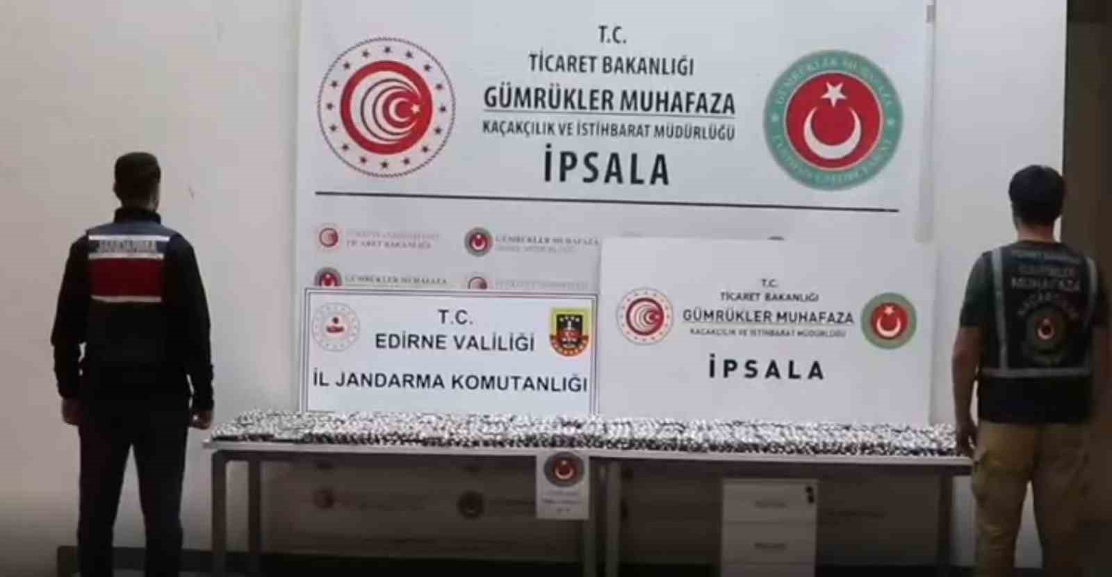 İPSALA’DA KAMYONETİN YOLCU KOLTUĞUNUN ALTINDAN 17 BİN 121 KAPSÜL UYUŞTURUCU ÇIKTI