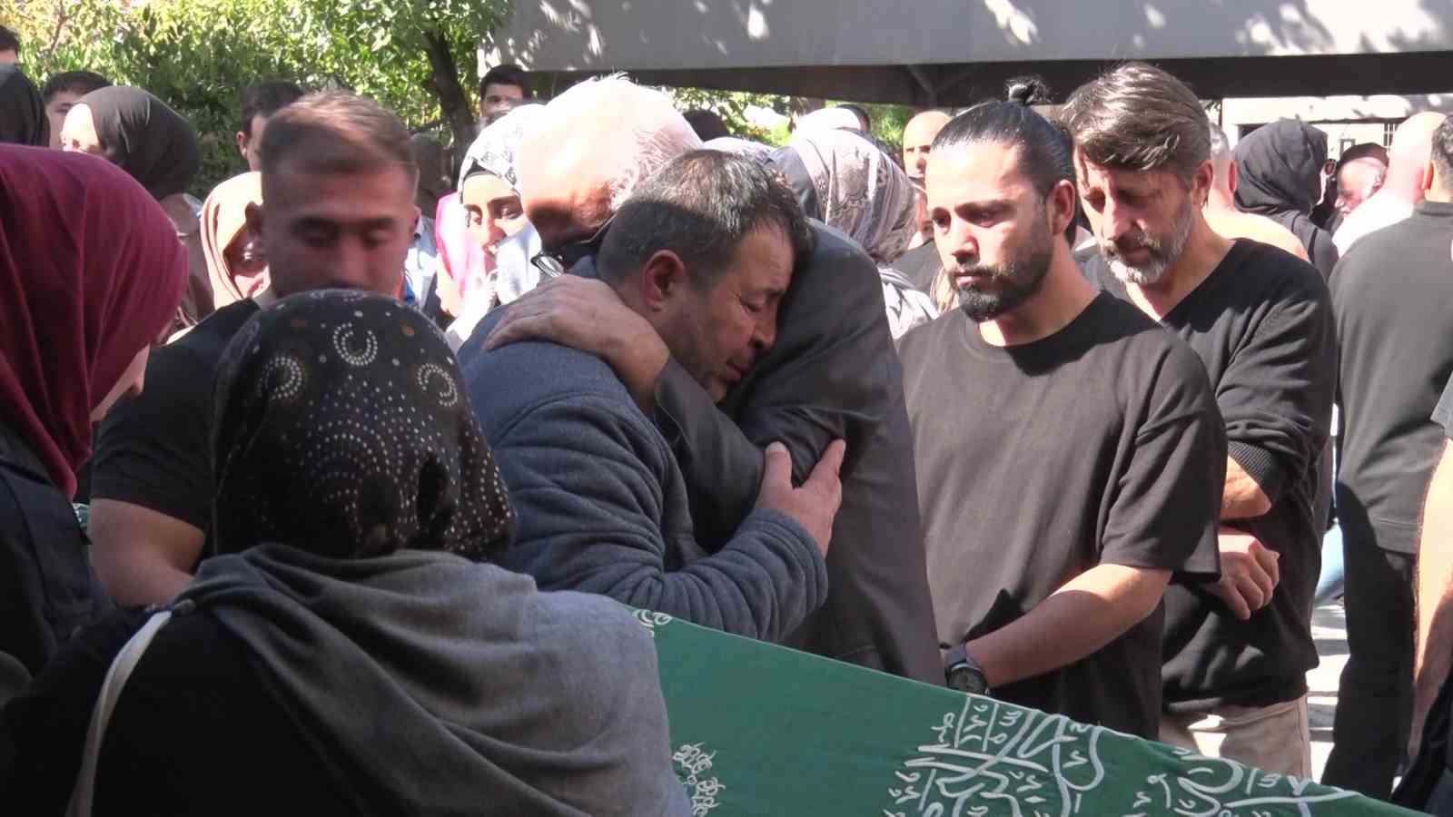 MALTEPE’DE ÇÖKEN BİNADA HAYATINI KAYBEDEN İKİ KARDEŞ SON YOLCULUĞUNA UĞURLANDI
