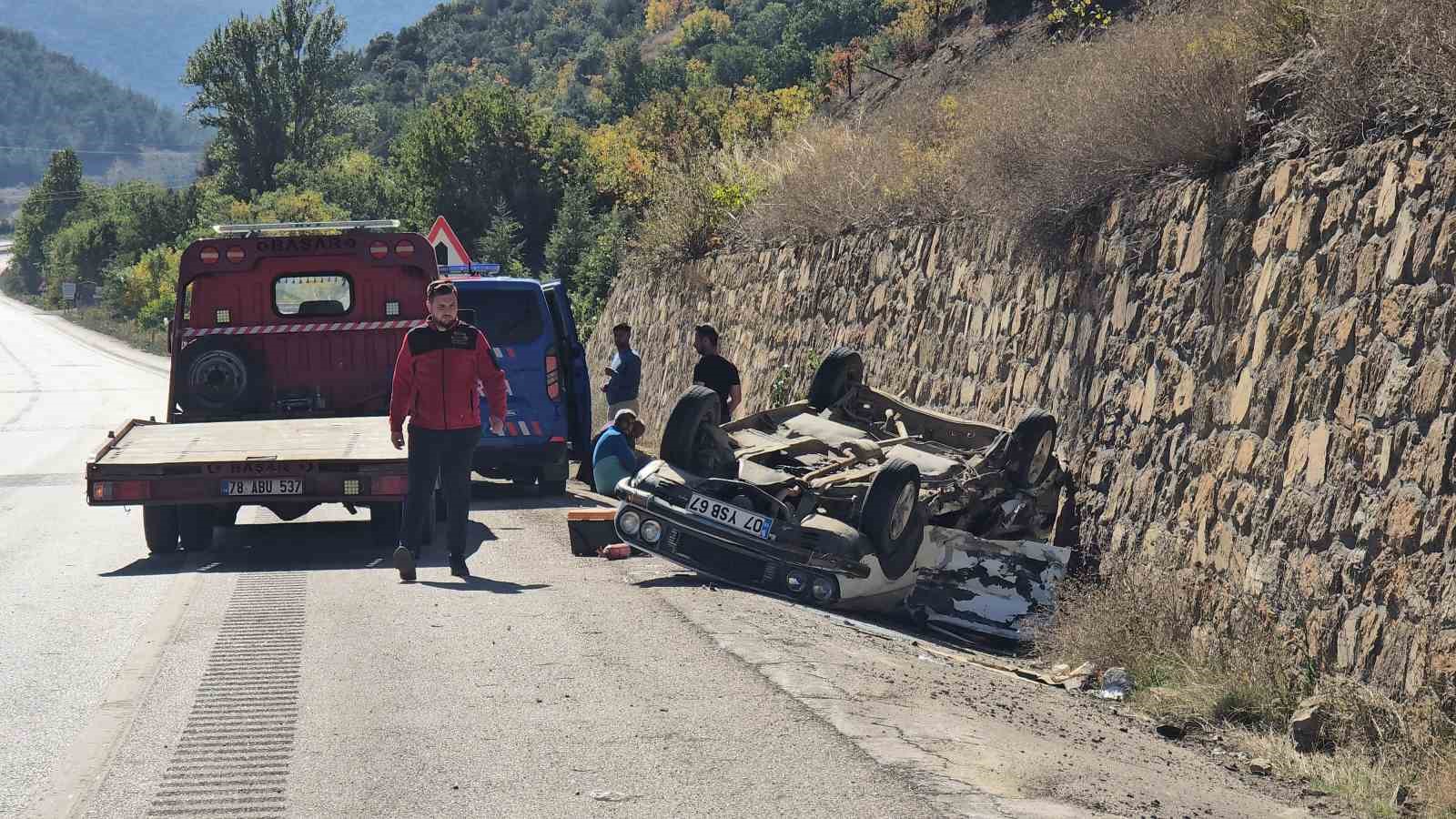 İSTİNAT DUVARINA ÇARPAN OTOMOBİL TERS DÖNDÜ : 3 YARALI
