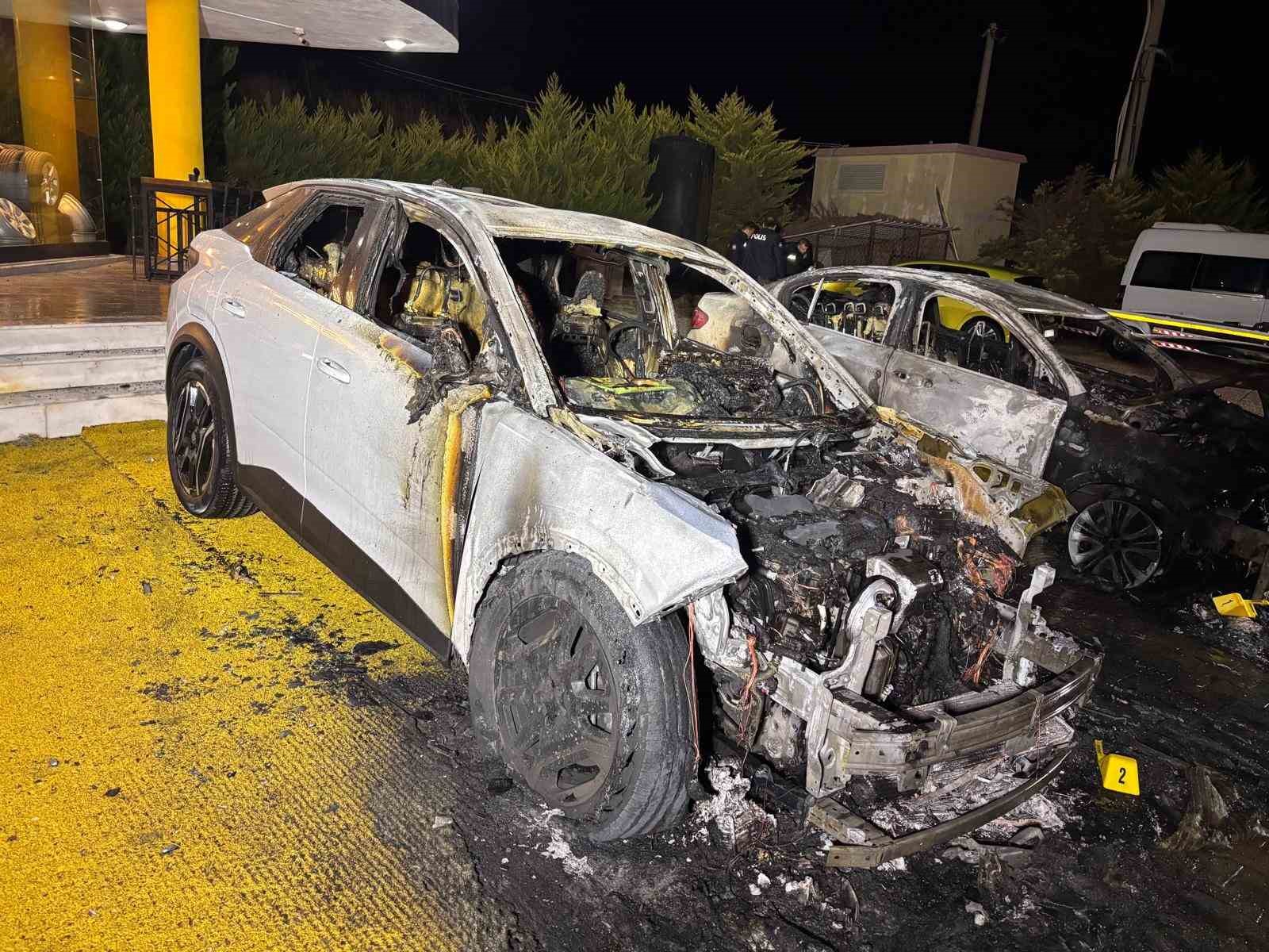 KUŞADASI’NDA OTO GALERİ KUNDAKLANDI