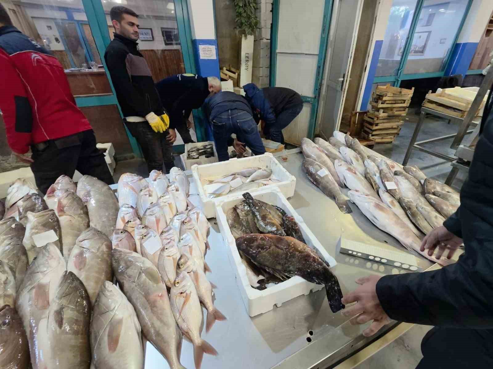 BUCA BALIK HALİ’NDE GECE DENETİMİ: YASA DIŞI AVLANAN SU ÜRÜNLERİNE EL KONULDU