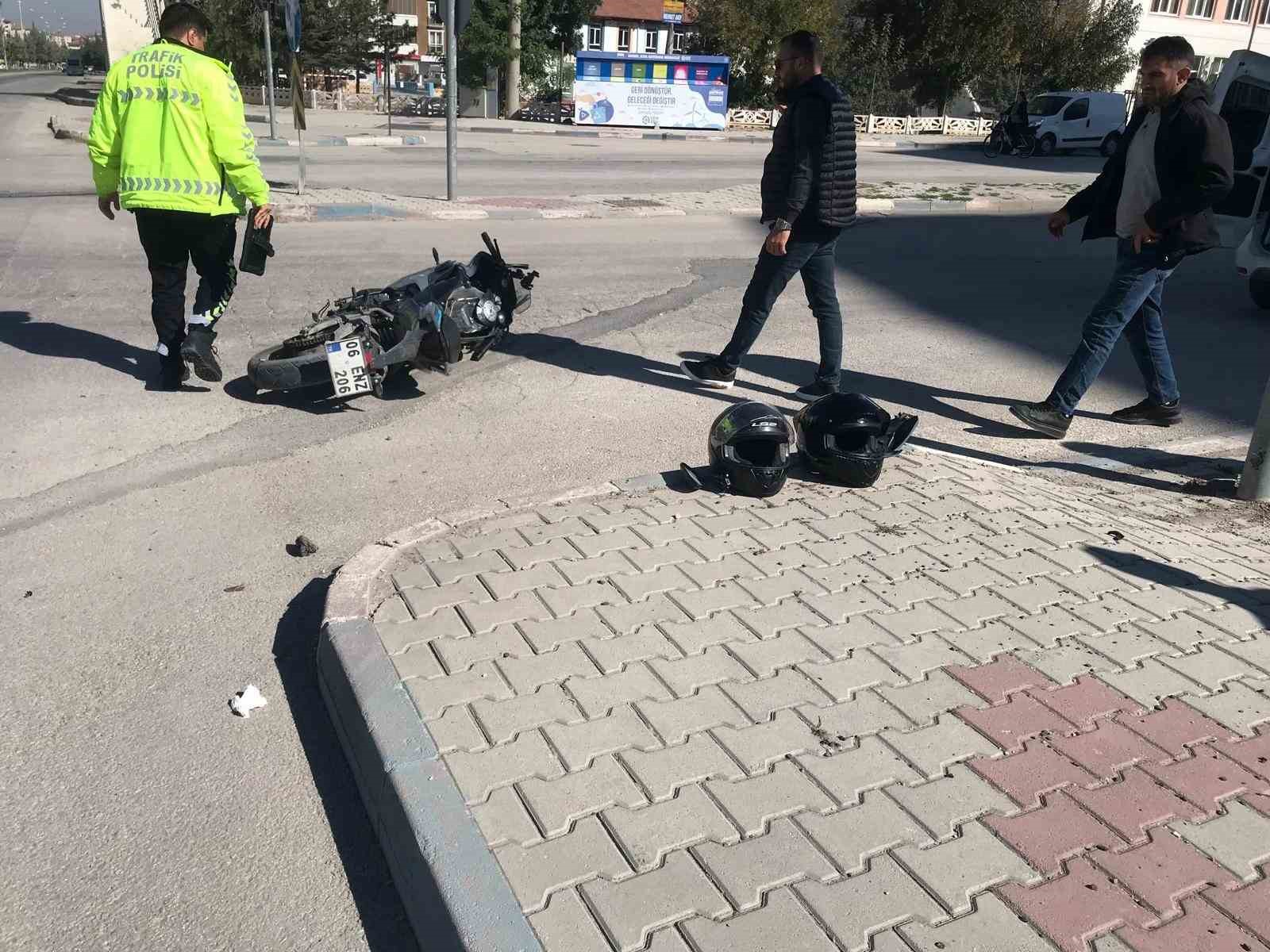 KONYA’DA SUV TİPİ ARAÇ İLE MOTOSİKLET ÇARPIŞTI: 2 YARALI