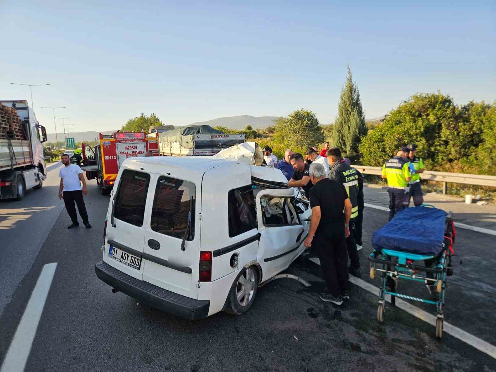 MERSİN’DE OTOMOBİL ÇEKİCİYE ARKADAN ÇARPTI: 2 ÖLÜ, 1 YARALI