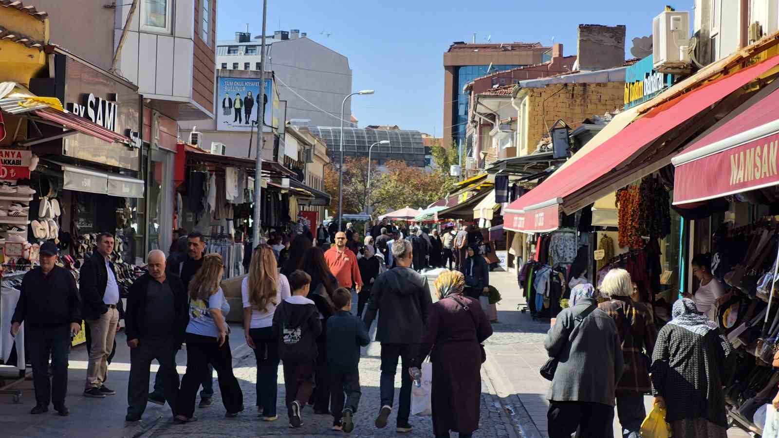 ESKİŞEHİR’DE GÜNEŞ YÜZÜNÜ GÖSTERDİ, ÇARŞIDA ADIM ATACAK YER KALMADI