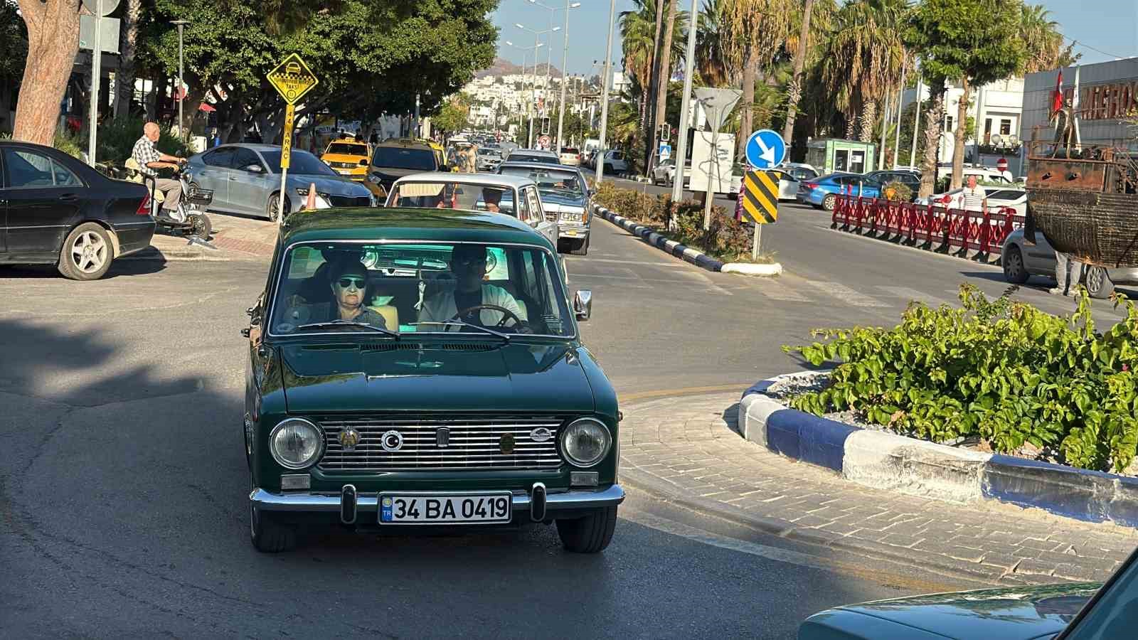 BODRUM’DA KLASİK OTOMOBİLLER NOSTALJİ RÜZGARI ESTİRDİ
