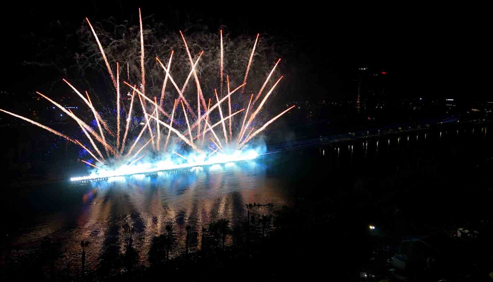 ADANA’DA DRON, LAZER VE HAVAİ FİŞEK GÖSTERİSİ GÖRSEL ŞÖLEN OLUŞTURDU