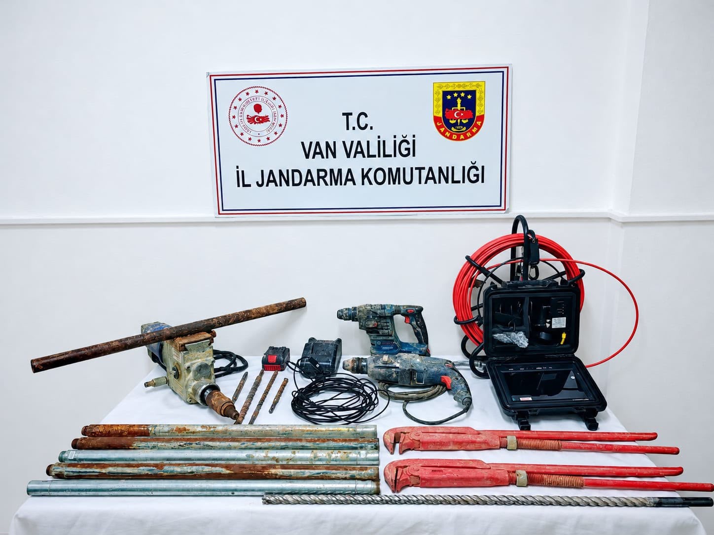 VAN’DA SİT ALANINDA KAÇAK KAZI YAPAN 2 KİŞİ SUÇÜSTÜ YAKALANDI