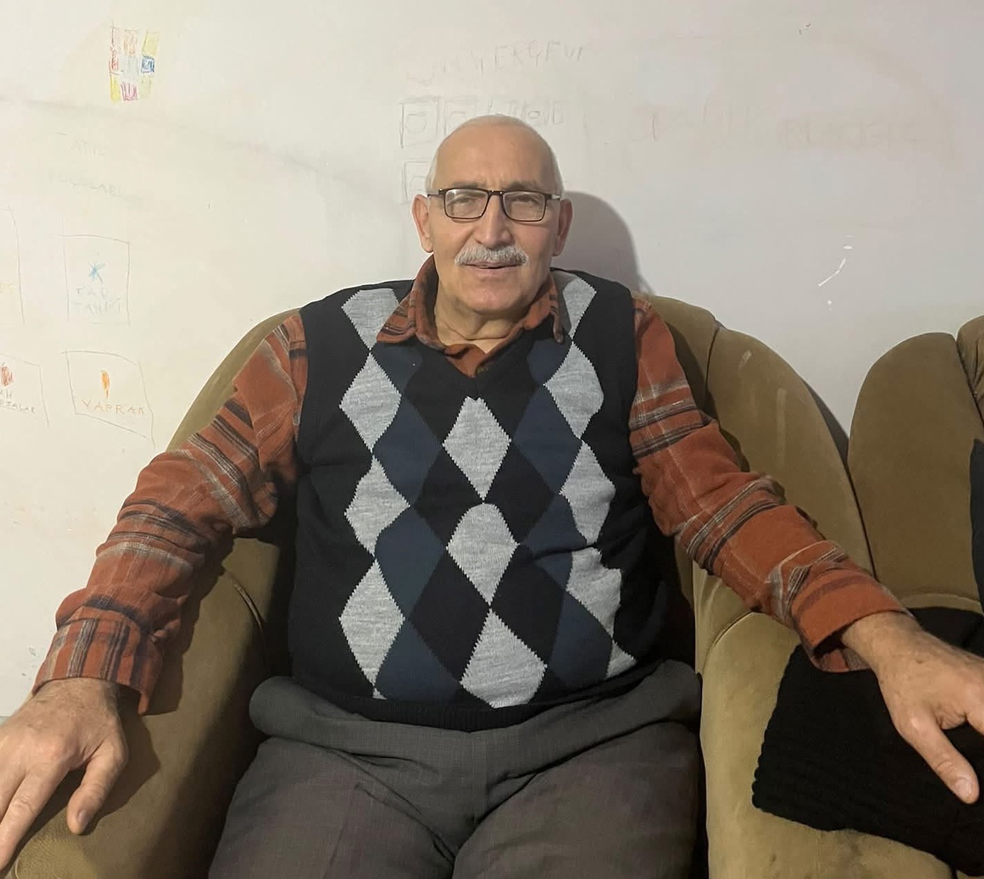 ÜZÜM TOPLAMAK İÇİN ÇIKTIĞI MERDİVENDEN DÜŞEN YAŞLI ADAM HAYATINI KAYBETTİ