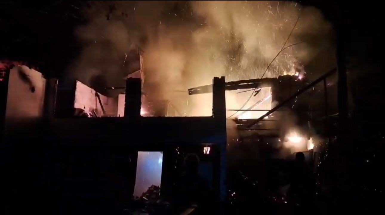 EV ALEVLERE TESLİM OLDU, HAYVANLAR SON ANDA KURTARILDI