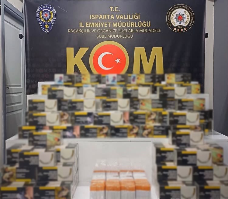 ISPARTA’DA KAÇAK SİGARA VE BANDROLSÜZ MAKARON ELE GEÇİRİLDİ