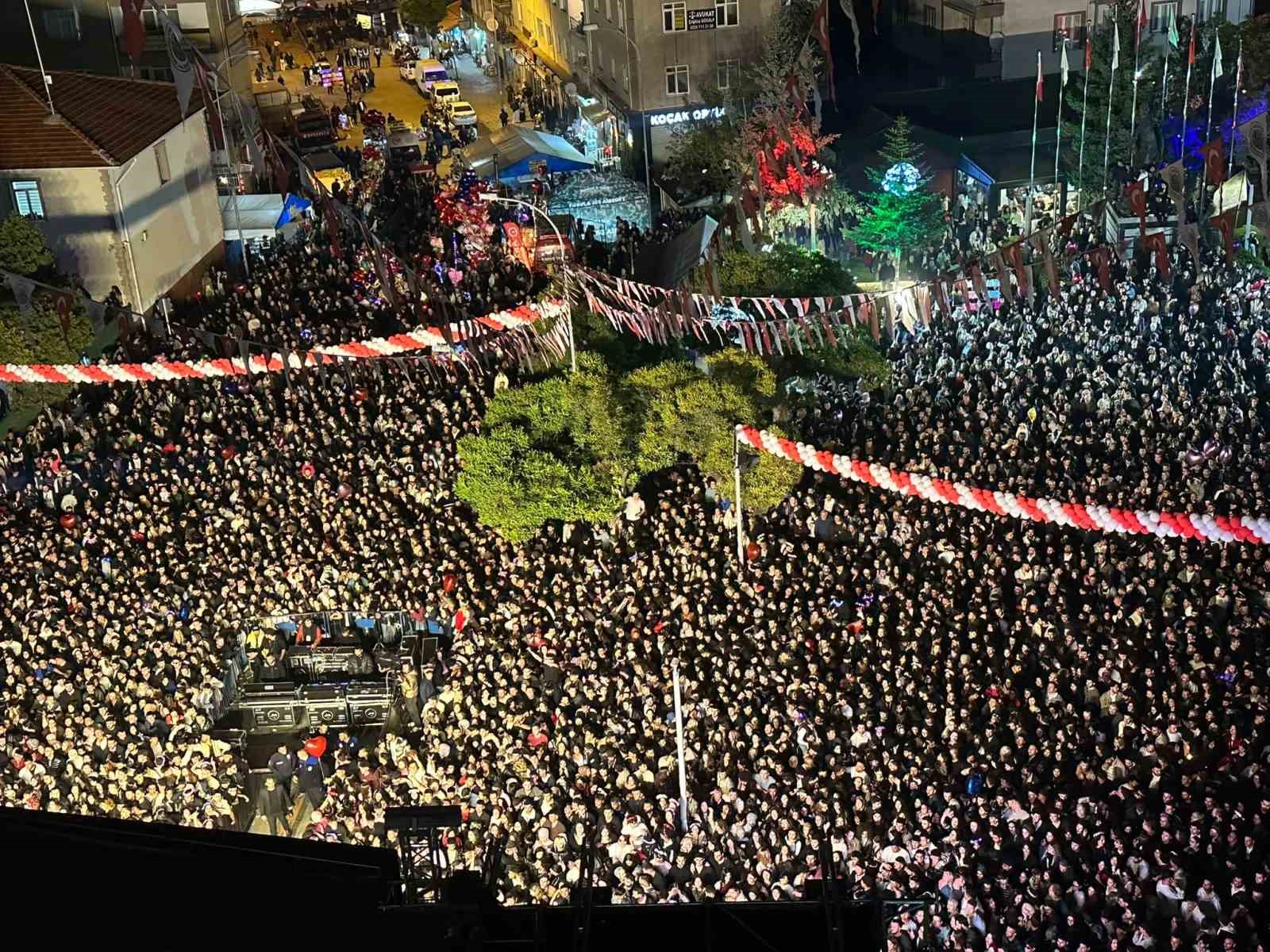 KAMAN CEVİZ FESTİVALİ’NDE ECE SEÇKİN VE POİZİ RÜZGARI ESTİ