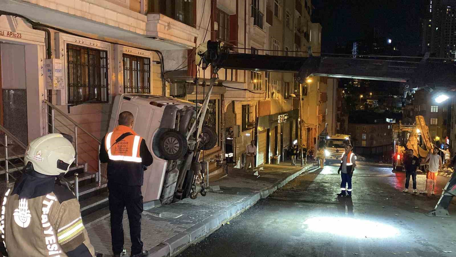 ŞİŞLİ’DE PAZARCININ PANELVANI TEZGAHLARA ÇARPARAK APARTMAN BOŞLUĞUNA DÜŞTÜ